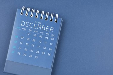 Aralık 2026 mavi arkaplan takvimi. Planlama ve düzenleme için masa takvimi.