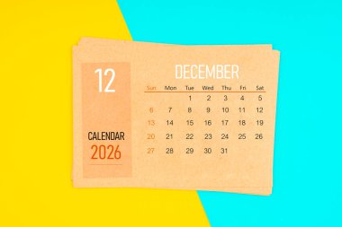 Sarı ve mavi arka planda Aralık 2026 için kahverengi takvim kartı.