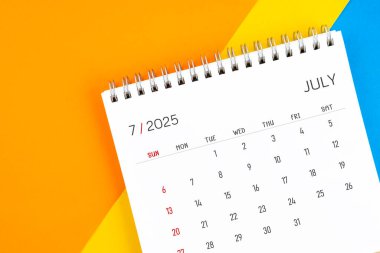 Renkli arkaplanlı Temmuz 2025 masa takvimi.