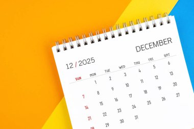 Aralık 2025 Renkli arkaplanlı masa takvimi.