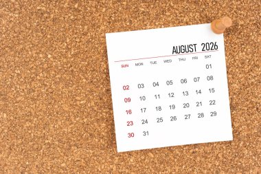 Tahta raptiyeli Ağustos 2026 için beyaz takvim sayfası, kopya alanı olan konum.