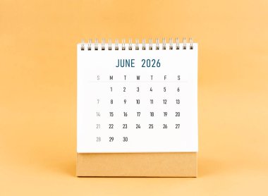 Sarı arkaplan üzerinde Haziran 2026 masa takvimi, Ön görünüm.