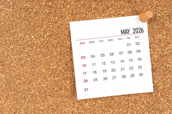 Mayıs 2026 için tahta raptiyeli beyaz takvim sayfası, kopyalama alanı olan konum.