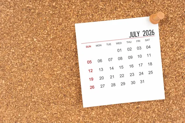 Tahta raptiyeli Temmuz 2026 için beyaz takvim sayfası, kopya alanı olan konum.