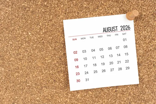 Tahta raptiyeli Ağustos 2026 için beyaz takvim sayfası, kopya alanı olan konum.