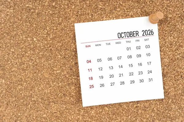 Tahta raptiyeli Ekim 2026 için beyaz takvim sayfası, kopya alanı olan konum.
