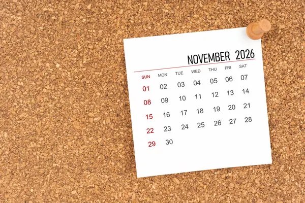 Tahta raptiyeli Kasım 2026 için beyaz takvim sayfası, kopya alanı olan konum.