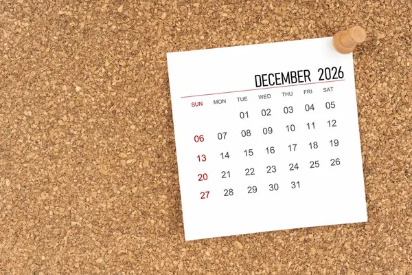 Aralık 2026 için tahta raptiyeli beyaz takvim sayfası, kopya alanı olan konum.