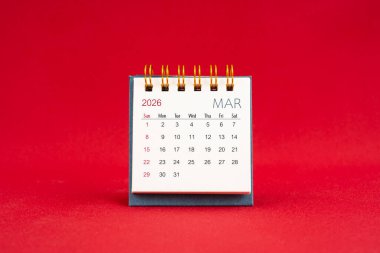 Kırmızı arkaplanda 2026 yılı için Mart Mini takvimi.