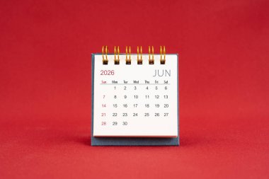 Kırmızı arkaplanda 2026 yılı için Haziran Mini takvimi.