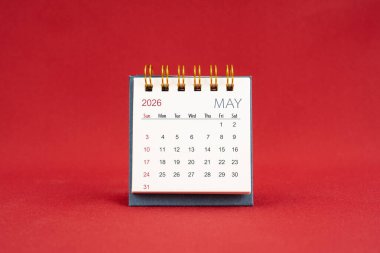 Kırmızı arkaplanda 2026 yılı için Mini takvim.