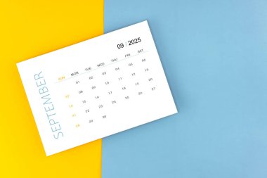 Eylül 2025 takvim sayfası mavi arkaplan, kopya alanı olan konum.