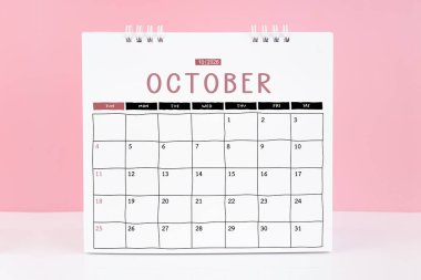 Ekim 2026 için, fotokopi alanı olan pembe arkaplan takvimi.