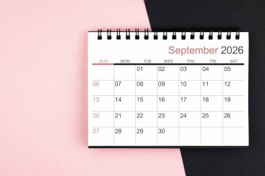 Eylül 2026 Pembe ve siyah arkaplan takvimi, düz yatıyordu.