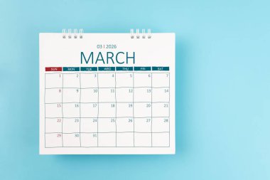 2026 Mart ayının masa takvimi mavi arka planda 2026 yılı için. Düz yatıyordu.