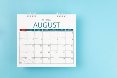 2026 Ağustos ayının masa takvimi mavi arka planda 2026 yılı için. Düz yatıyordu.