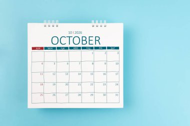 2026 yılının Ekim ayının masa takvimi mavi arka planda. Düz yatıyordu.