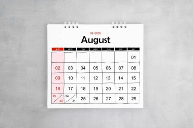 Ağustos 2026 gri çimento duvar arka planında masa takvimi. Yıllık takvim sayfası.