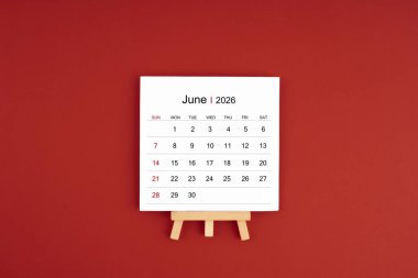 Kırmızı zemin üzerinde ahşap sehpası olan Haziran 2026 takvim sayfası.