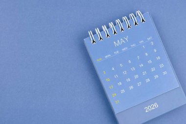 Mayıs 2026 takvimi mavi arka planda. Planlama ve düzenleme için masa takvimi.