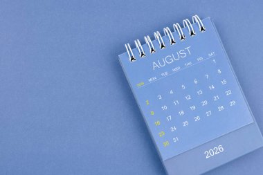 Mavi arka planda Ağustos 2026 takvimi. Planlama ve düzenleme için masa takvimi.