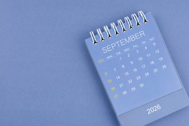 Eylül 2026 takvimi mavi arka planda. Planlama ve düzenleme için masa takvimi.