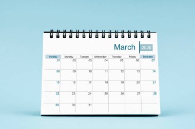 Yumuşak mavi arka planda 2026 yılı için Mart 2026 aylık masa takvimi.