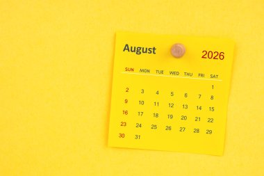 Sarı zemin üzerinde raptiye bulunan Ağustos 2026 takvim sayfası.