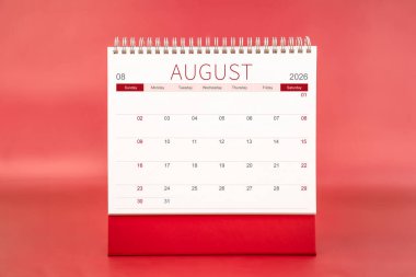Ağustos 2026 Kırmızı arkaplanda boş masa takvimi.