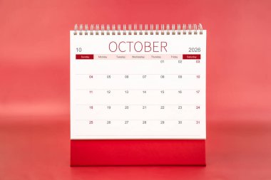 Ekim 2026 Kırmızı arkaplanda boş masa takvimi.