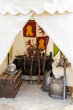 17. yüzyıldan kalma bir İspanyol asker çadırının yatay görüntüsünde, o zamanlar kullanılan silah ve kıyafetlerle. Tarihi eserler.
