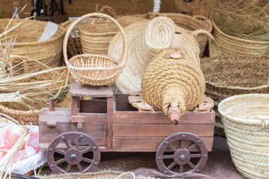 Elle yapılmış hasır nesnelerin sergilenmesi. Basketbol insanlığın en eski sanatlarından biridir.