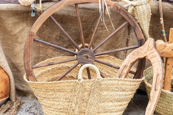 ウィッカーバスケットの中の木製の車輪の前の水平方向の眺め — ストック写真