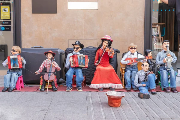 Alcala Henares Madrid Spain Octer 2022年10月9日 在阿尔卡拉德 赫纳雷斯的节日 街头表演 由清晰的玩具娃娃演奏音乐来招待游客 — 图库照片