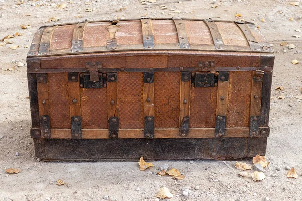 随着时间的流逝 一个旧的木制旅行行李箱的横向视图恶化了 古董修复和旅游行业 — 图库照片