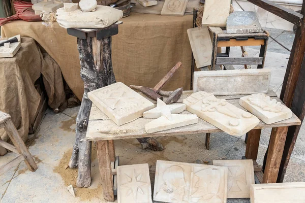 彫刻されたオブジェやその細密画のための道具が展示されている石の工房の水平図 — ストック写真