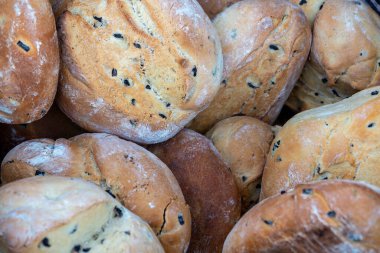 Yatay olarak yeni pişirilmiş büyük zeytinli ekmeğin yatay görüntüsü. 