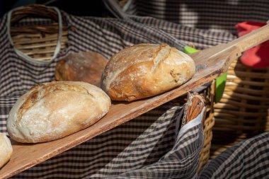 Yeni pişmiş ekmek somunlarının yatay görüntüsüne yakın çekim. Sanatsal bir şekilde yapılmış.