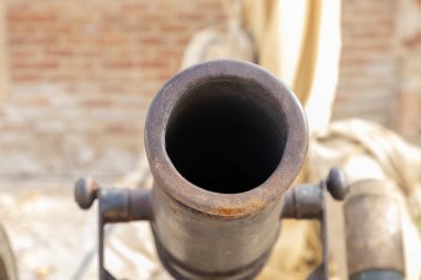 16. yüzyıldan kalma eski bir topun namlusunun yakınında makro bir fotoğraf. Açık havada çekilmiş bir fotoğraf. XVI yüzyılının askeri kampının yeniden inşasında çekildi.