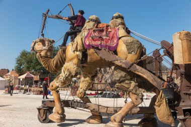 ALCALA DE HENARES, MADRID, SPAIN - 10 Ekim 2019: Cervantine pazarı kutlaması sırasında Alcala de Henares 'de Fransız şirketi Paris Benares' in Chamoh adlı büyük eklemli devesiyle
