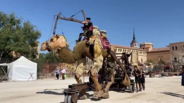 ALCALA DE HENARES, MADRID, SPAIN - 10 Ekim 2019: Cervantine pazarı kutlaması sırasında Alcala de Henares 'de Fransız şirketi Paris Benares' in Chamh 'ı adlı büyük eklemli deveyle gösterin