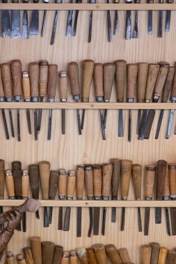 Marangozlar tarafından ahşap oymak için kullanılan birkaç oyuğu olan bir eksbitorün dikey görüntüsü. zanaatkar çalışmaları için araçlar