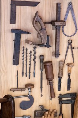 Sanatsal bir şekilde ahşapla çalışmak için çeşitli araçlara sahip bir serginin dikey görünümü