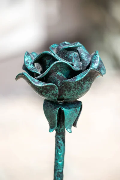Vertical View Close Bronze Carved Rose Showcasing Exquisite Craftsmanship Timeless — Stock Photo, Image