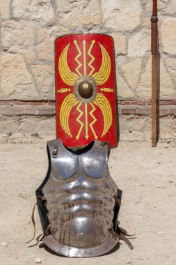 Arka planda antik Roma İmparatorluğu askeri zırhı 