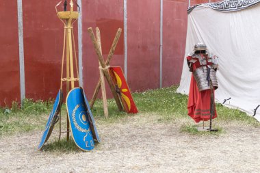 Antik Roma İmparatorluğu 'nun lejyoner askerlerinin kalkanları ve giysileriyle yatay manzaralı. İspanya 'nın Alcala de Henares şehrindeki antik Roma İmparatorluğu' na adanmış bir festival.