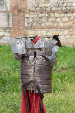 Antik Roma İmparatorluğu, Lorica Segmentata, Tunic ve Cingulum Militare 'den zırhlı, tunik ve kuşaklı askerlerin dikey görüntüsü.