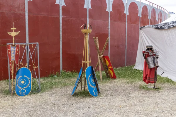 以古罗马帝国军团士兵的盾牌和服装的横向视野的户外场景 祭祀阿尔卡拉德亨纳雷斯城古罗马帝国的节日 西班牙 — 图库照片