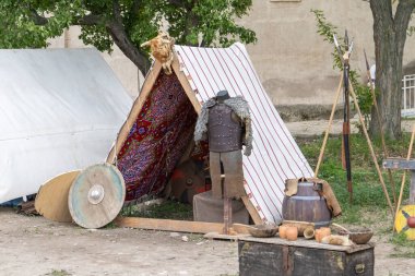 Bir Roma lejyoner askerinin giysi, kalkanları ve mızraklarıyla antik Roma 'dan gelen askeri kampın yatay görüntüsü.