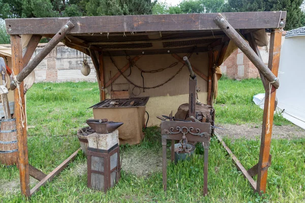 古代ローマ帝国時代の鍛冶屋の再現の水平方向の屋外シーン — ストック写真